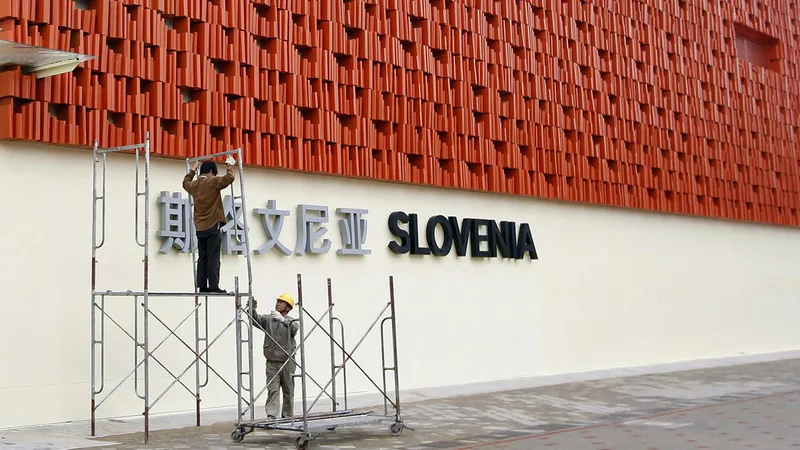 Fotografija: Slovenski paviljon je ob enem od treh glavnih vhodov, blizu švedskega, litovskega in uzbekistanskega. FOTO: Aly Song/Reuters