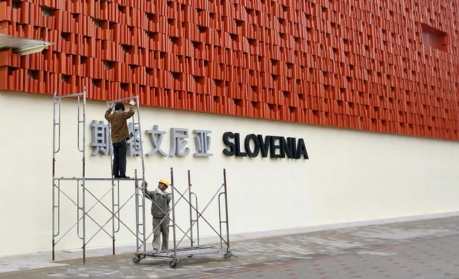 Slovenski paviljon je ob enem od treh glavnih vhodov, blizu švedskega, litovskega in uzbekistanskega. FOTO: Aly Song/Reuters
