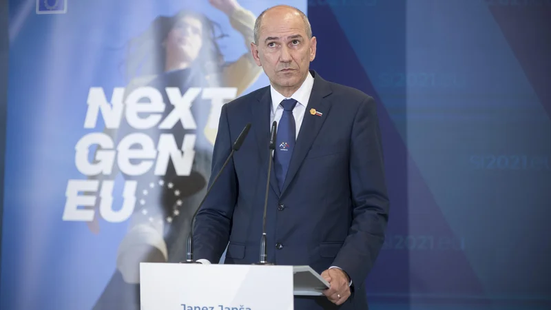 Fotografija: Janez Janša je z nekaterimi neokusnimi objavami sprožil obilo ogorčenja. FOTO: Jure Eržen/Delo