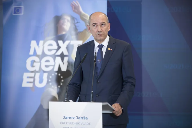 Janez Janša je z nekaterimi neokusnimi objavami sprožil obilo ogorčenja.&nbsp;FOTO: Jure Eržen/Delo
