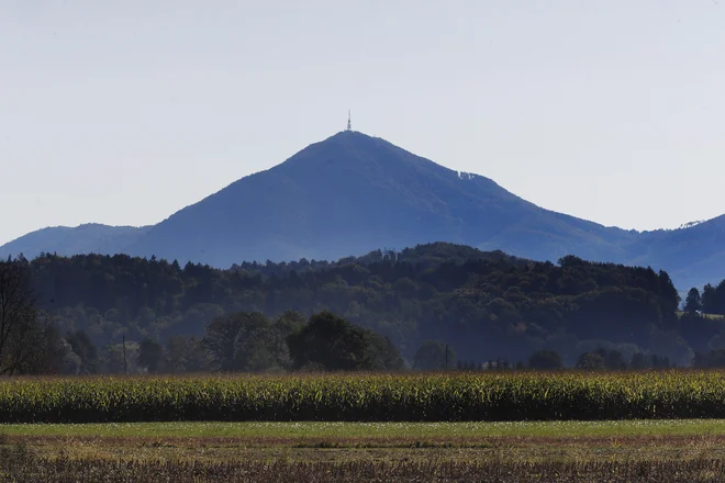 Boč je s pohorskega konca videti kot vulkan, a seveda ni, saj je iz apnenca. FOTO: Leon Vidic/Delo