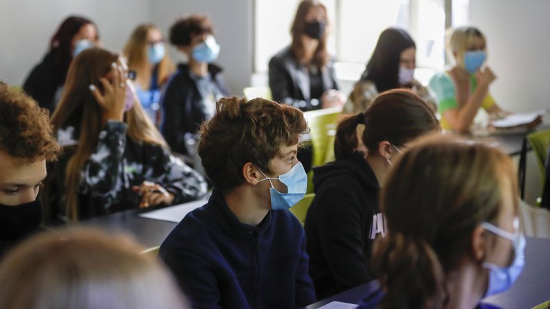 Fotografija: V šolah lahko učence le opozarjajo na nošenje mask. FOTO: Matej Družnik/Delo
