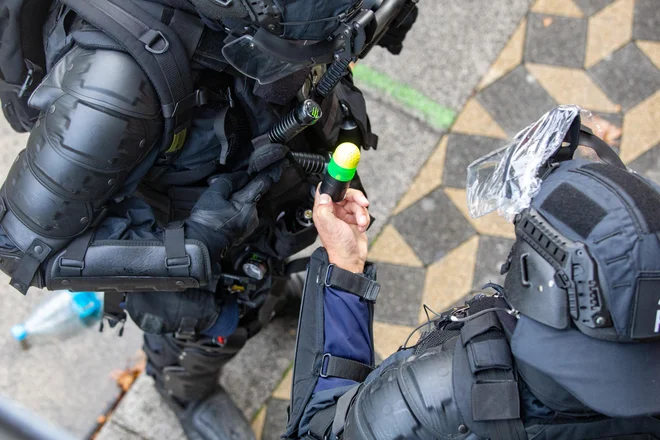 Po novem policisti tudi streljajo. Za zdaj samo z gumijastimi naboji. FOTO: Voranc Vogel/Delo