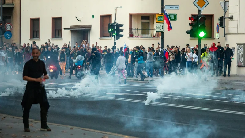 Fotografija: Vodni topovi, gumijasti naboji in granate solzivca. Prizori, kakršnih v Sloveniji do zdaj skoraj ni bilo.FOTO: Voranc Vogel/Delo