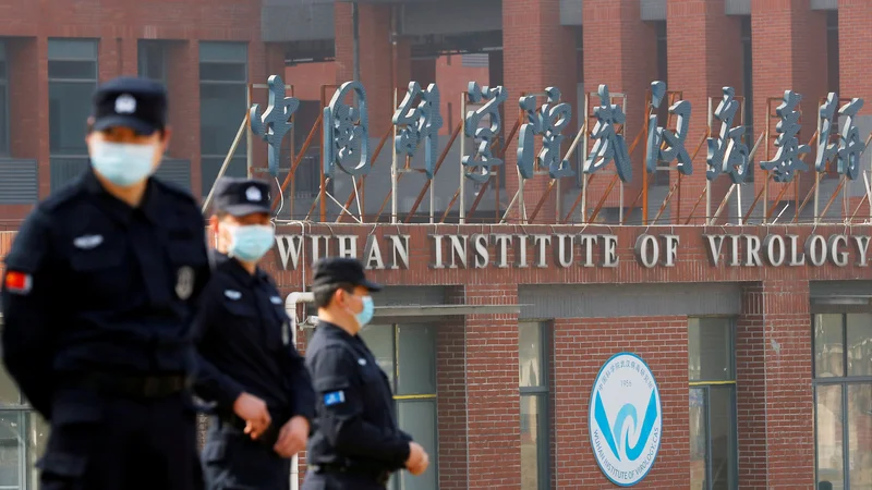 Fotografija: Do zdaj ni bila povsem izključena nobena možnost, niti tista, da je koronavirus ušel iz laboratorija Inštituta za virologijo v Wuhanu. FOTO: Thomas Peter/Reuters