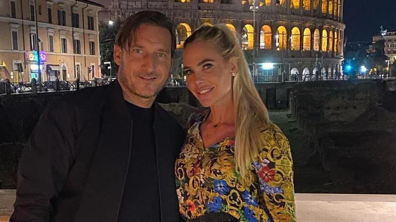 Fotografija: Rimske znamenitosti: kolosej, Francesco Totti in seveda tudi Ilary Blasi. FOTO: Instagram