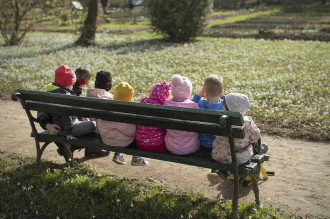 Otrok je od rojstva socialno bitje, ker brez nege, skrbi in materine predanosti ne bi preživel noben od nas. Ne samo telesno, tudi psihološko mora negovalec zunanjo realnost narediti za otroka stabilno, varno, znosno. Brez varnega, ljubečega odnosa ni mogoč zdrav razvoj osebnosti! Slaba nega tudi biološko okrni možgane. FOTO: Jure Eržen/Delo
