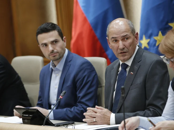 Matej Tonin (levo) pričakuje opravičilo Janeza Janše (desno). FOTO: Jure Eržen/Delo