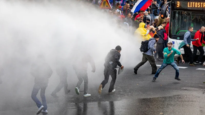 Fotografija: Po navedbah medijev je poveljevanje policiji med protesti minuli torek potekalo iz dveh operativnih štabov hkrati. FOTO: Voranc Vogel/Delo