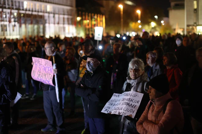Protestniki so se zbrali na Trgu republike, protest pa je minil brez pretresov. FOTO: Jure Eržen
