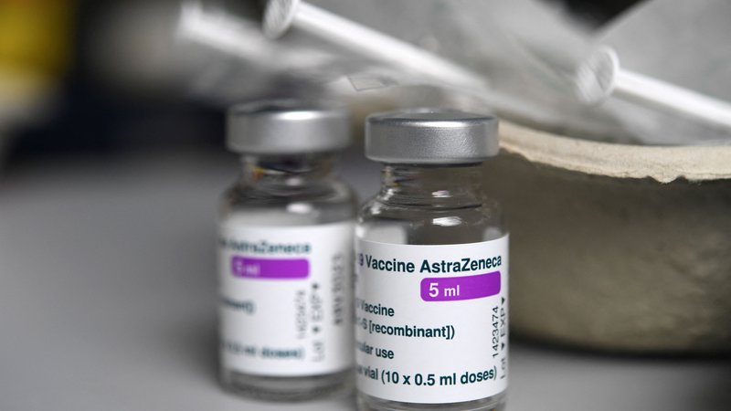 Fotografija: Vlada bo Covaxu predvidoma donirala preostalih 578.336 odmerkov cepiva AstraZenece. FOTO: Fred Tanneau/AFP
