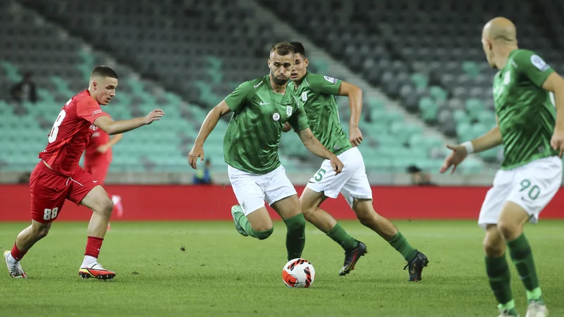 Fotografija: Olimpija bo po menjavi plačanikov prvič igrala pod taktirko povratnika Dina Skenderja, ki je za lažno devetico Mustafo Nukića (v sredini) našel zamenjavo v Madžaru Marku Futacsu.  FOTO: Jože Suhadolnik/Delo
