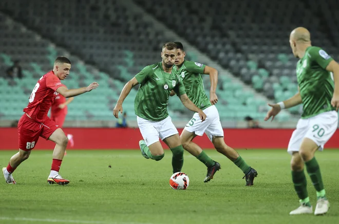 Olimpija bo po menjavi plačanikov prvič igrala pod taktirko povratnika Dina Skenderja, ki je za lažno devetico Mustafo Nukića (v sredini) našel zamenjavo v Madžaru Marku Futacsu.&nbsp; FOTO: Jože Suhadolnik/Delo
