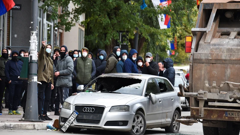 Fotografija: Obsežna akcija proti organiziranemu kriminalu in tihotapcem je znova povzročila nemire in napetosti na severu Kosova, kjer so Srbi večinsko prebivalstvo. Foto Laura Hasani/Reuters
