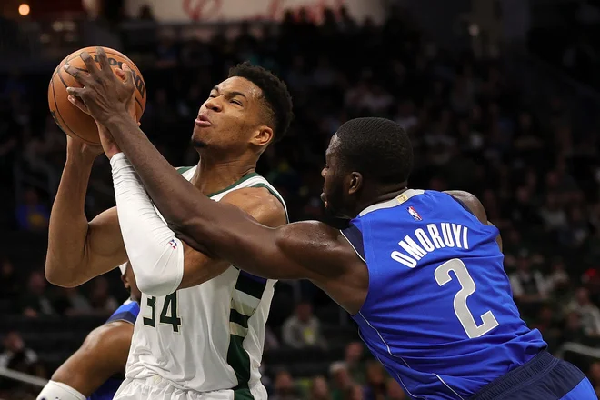 Eugene Omoruyi (desno) ustavlja Giannisa Antetokounmpa, ki je bil najkoristnejši igralec finala šampionske sezone 2020/21. FOTO: Stacy Revere/AFP
