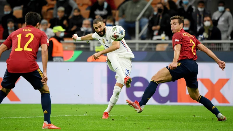 Fotografija: Karim Benzema (v sredini) je v Milanu izdatno prispeval k finalni zmagi nad Španijo. FOTO: Alberto Lingria/Reuters