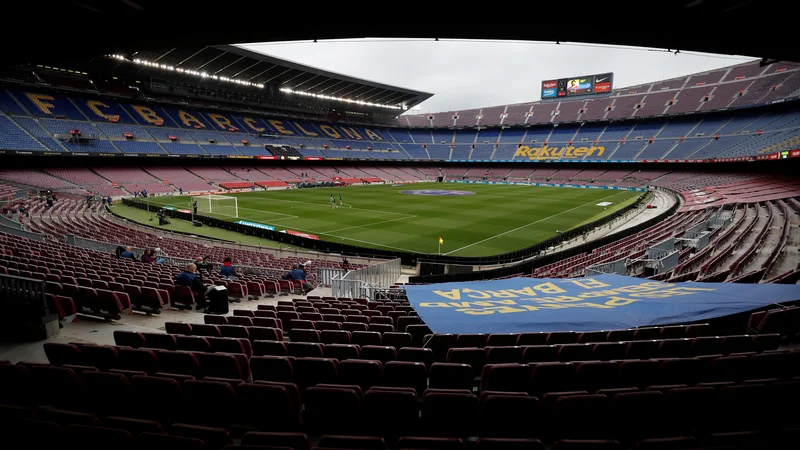 Fotografija: Camp Nou je največji nogometni štadion v Evropi s kapaciteto 99.354 gledalcev. Po prenovi bo sprejel še nekaj tisoč ljudi več. FOTO: Albert Gea/Reuters
