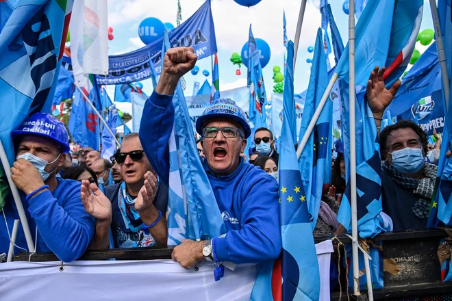 Člani delavskega sindikata ULI. FOTO: Alberto Pizzoli/AFP
