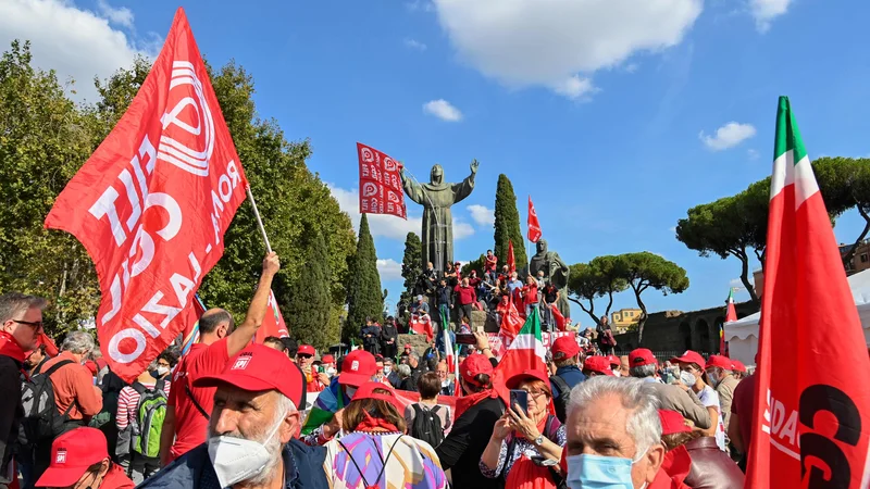 Fotografija: Delavski sindikati so na ulice pripeljali več deset tisoč antifašistov. FOTO: Alberto Pizzoli/AFP