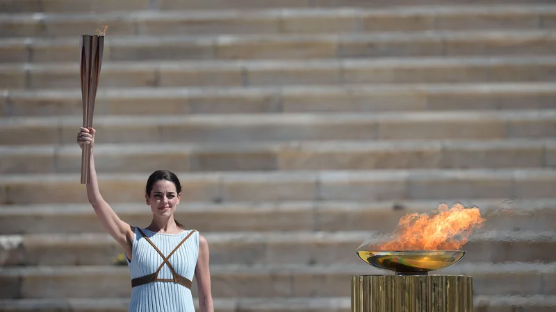 Fotografija: Grška igralka Xanthi Georgiou, oblečena v antično grško svečenico, drži olimpijsko baklo na marčevski slovesnosti pred poletnimi OI v Tokiu. FOTO: Aris Messinis/AFP
