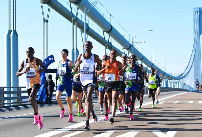 Tekači prečkajo most Verrazzano-Narrows med newyorškim maratonom z letnico 2019. FOTO: Johannes Eisele/AFP