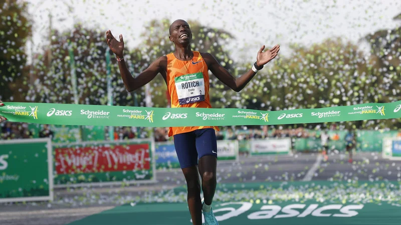 Fotografija: Elisha Rotich na ciljni črti v Parizu. FOTO: Gonzalo Fuentes/Reuters
