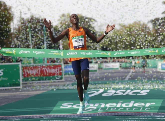 Elisha Rotich na ciljni črti v Parizu. FOTO: Gonzalo Fuentes/Reuters