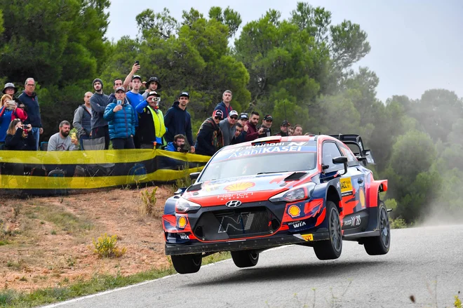 Hyundai Shell Mobis World Rally&#39;s driver Thierry Neuville of Belgium steers his Hyundai I20 Coupe Wrc assisted by Martijn Wydaeghe of Belgium during the first day of the Catalonia 2021 FIA World Rally Championship in La Granadella, near Salou on October 15, 2021. (Photo by Pau BARRENA/AFP) Foto Pau Barrena Afp
