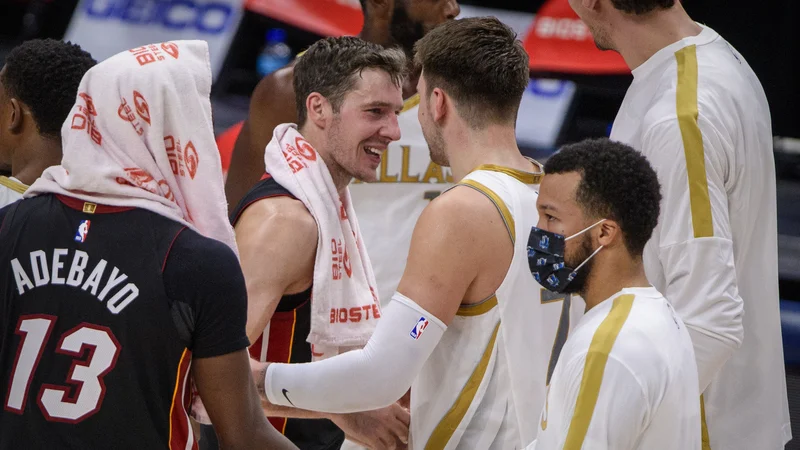 Fotografija: Ko sta se Goran Dragić (levo) in Luka Dončić zadnjič pomerila, je prvi še nosil dres Miamija. FOTO: Jerome Miron/USA Today Sports
