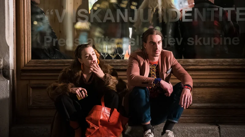 Fotografija: Liza Marijina kot Eva in Jure Henigman v vlogi njenega ljubimca Jakoba Fotografiji Saša Huzjak