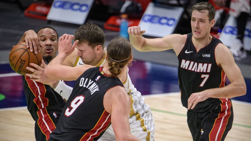 Fotografija: Goran Dragić, desno, ni več Miamijev, v dresu novega kluba Toronta bo konec tedna pričakal Luko Dončića (v prodoru z žogo). FOTO: Jerome Miron/USA Today Sports
