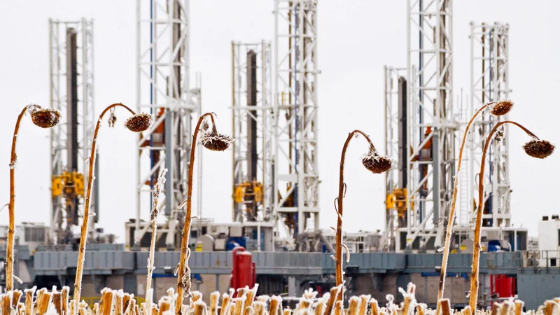 Fotografija: Podjetje za hidravlično razbijanje skrilavca v Severni Dakoti, ki ji pravijo kar Kuvajt v preriji. Tako imenovani fracking je zelo škodljiv za podtalnico. Foto Andrew Cullen/Reuters