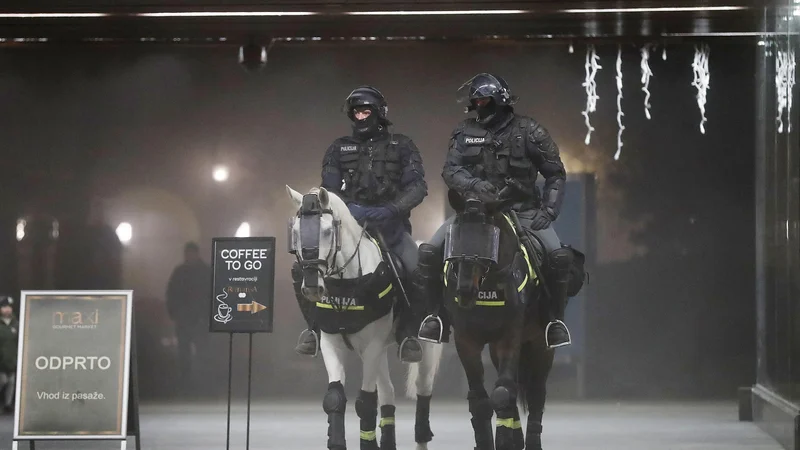 Fotografija: Zaupanje je za policiste mnogo bolj pomembna valuta od oklepa, čelade, palice, puške s solzivcem ali vodnega topa. FOTO: Leon Vidic/Delo