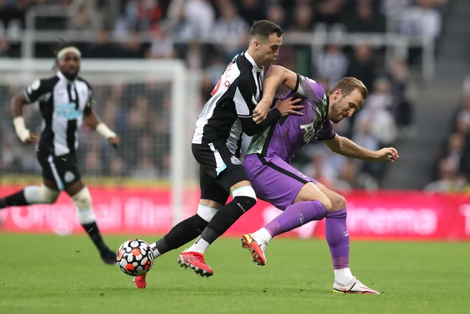 Tottenhamov napadalec Harry Kane je bil premočan tekmec za domačega branicla Javierja Manquilla. FOTO: Scott Heppell/Reuters
