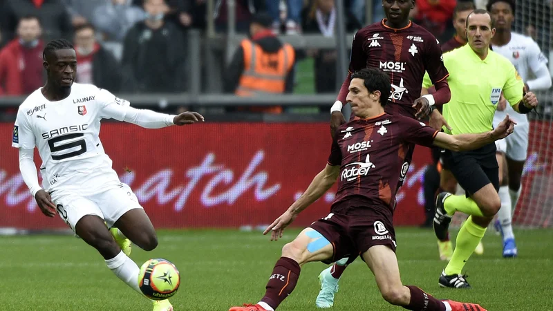 Fotografija: Rennes je vroč, kot je njegov napadalec iz Gane Kamal Deen Sulemana (levo), ki je zadel tudi v Metzu. FOTO: Jean-christophe Verhaegen/AFP