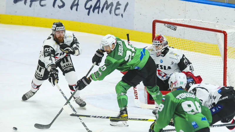 Fotografija: Za Olimpijno vrnitev v zmagovalni ritem je bila dovolj učinkovita le druga tretjina, v kateri so zeleno-beli Čehom nasuli štiri gole. FOTO: Jože Suhadolnik/Delo
