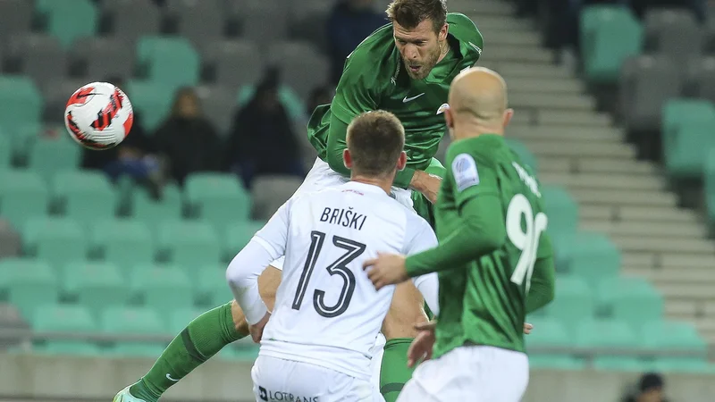 Fotografija: Olimpija ni bila spektakualrna, a je strla zanjo enega od najtrših orehov v slovenskiligi sežanski Tabor. Strelec za minimalno zmago je bil novinecv Marko Futacs (v sredini). FOTO: Jože Suhadolnik/Delo
