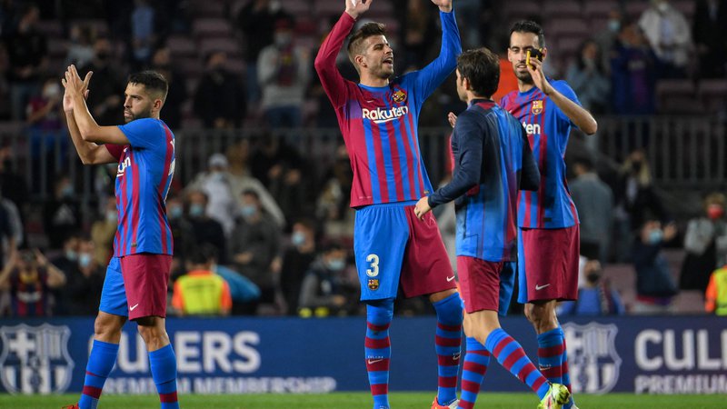 Fotografija: Gerard Pique in drugi nogometaši Barcelone so se veselili velike zmage na prvi od treh zaporednih domačih tekmah v tednu dni. FOTO: Lluis Gene/AFP
