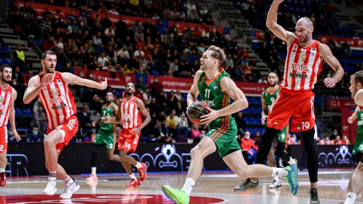 Fotografija: V dvorani Aca Nikolić je med ljubljanskimi košarkarji odstopal le Jaka Blažič, nkeoč tudi ljubljenec navijačev Crvene zvezde. FOTO: ABA
