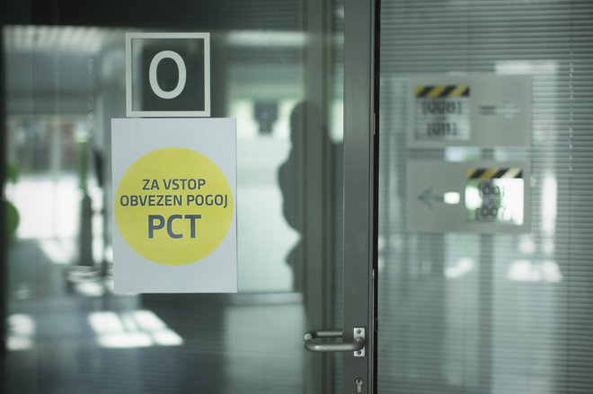 Kot ključno pri obvladovanju epidemije pristojni opozarjajo na dosledno upoštevanje pogoja PCT. FOTO: Jure Eržen/Delo
