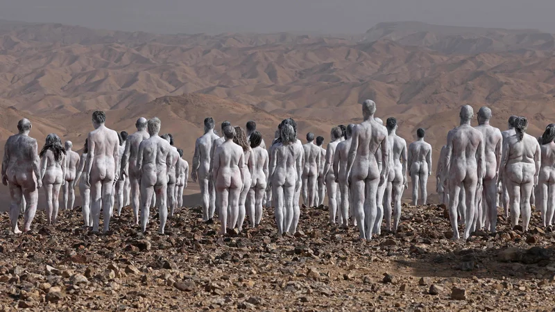 Fotografija: To je ena od fotografij, ki jih je ustvaril meriški fotograf Spencer Tunick v puščavski pokrajini okoli izraelskega mesta Arad, približno 15 kilometrov zahodno od Mrtvega morja. Okoli 300 udeležencev se je prijavilo za instalacijo golih fotografij, namenjeno opozarjanju sveta na pomen ohranjanja in obnove Mrtvega morja, edinstvenega naravnega vira in ene najbolj znanih izraelskih turističnih znamenitosti. FOTO: Menahem Kahana/Afp