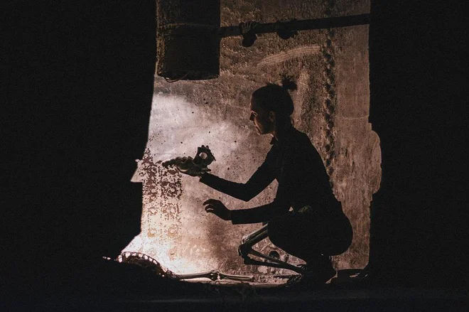 Transdisciplinarni performans Mitska v režiji Hristine Vasić Tomše vsebinsko črpa iz knjige Začasno bivališče: Na grad 25, Ig. FOTO: Jure Stušek

