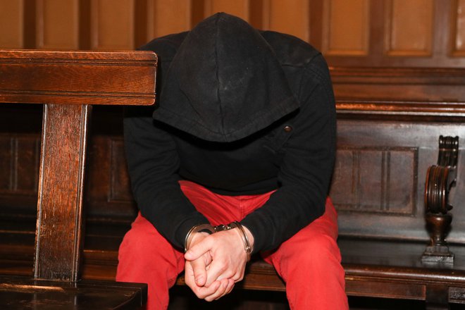 Eno od sojenj iz leta 2018 pred našimi sodniki. Obtoženemu so pripisali šest kaznivih dejanj, tudi trgovine z ljudmi - duševno prizadetega človeka si je menda sedem let lastil kot spolnega sužnja, prodajal pa ga je tudi drugim. FOTO: Marko Feist/Slovenske novice
