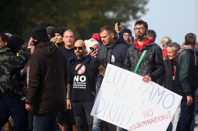 S transparenti sporočajo, da protestirajo za pravice in proti diskriminaciji. FOTO: Borut Zivulovic/Reuters
