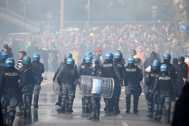 Vhod pred pristaniščem varujejo policisti. Del protestnikov še vztraja v tem delu mesta. FOTO: Borut Zivulovic/Reuters
