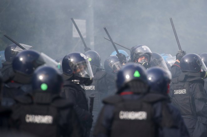 Policisti so v polni opremi. FOTO: Borut Zivulovic/Reuters
