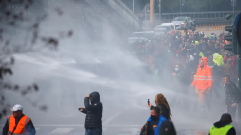 Fotografija: Demonstrante, ki so v Trst prišli tudi od drugod, razganjajo na silo, saj ovirajo delovanje pristanišča. FOTO: Borut Zivulovic/Reuters