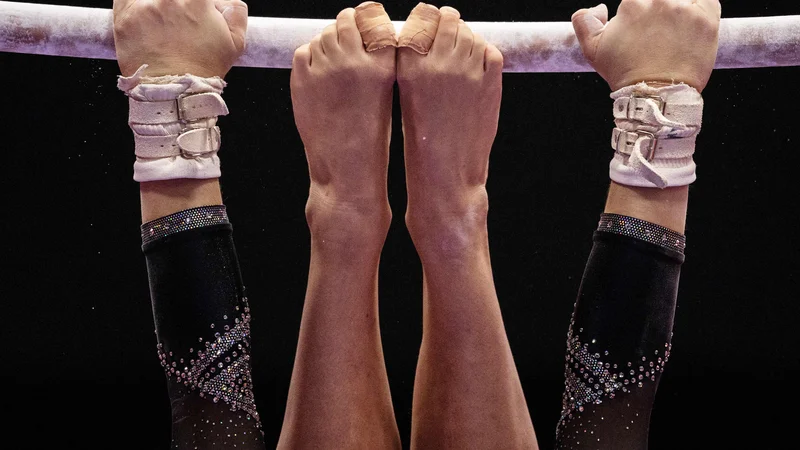 Fotografija: Z današnjim slovesnim odprtjem in kvalifikacijami telovadk se je v japonskem mestu Kitakyushu začelo jubilejno, 50. svetovno prvenstvo v športni gimnastiki. Dobra dva meseca po koncu olimpijskih bojev na poletnih igrah Tokio 2020 telovadce v deželi vzhajajočega sonca čaka še boj za svetovne naslove. FOTO: Philip Fong/Afp