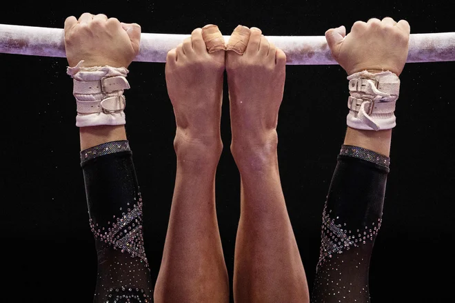 Z današnjim slovesnim odprtjem in kvalifikacijami telovadk se je v japonskem mestu Kitakyushu začelo jubilejno, 50. svetovno prvenstvo v športni gimnastiki. Dobra dva meseca po koncu olimpijskih bojev na poletnih igrah Tokio 2020 telovadce v deželi vzhajajočega sonca čaka še boj za svetovne naslove. FOTO: Philip Fong/Afp