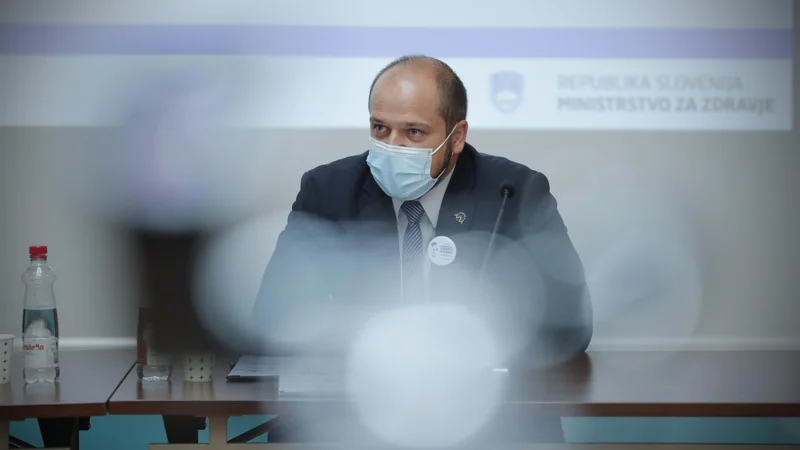 Fotografija: Minister Janez Poklukar je dal politiki prednost pred stroko. Vrstijo se pozivi k odstopu. FOTO: Uroš Hočevar/Kolektiff